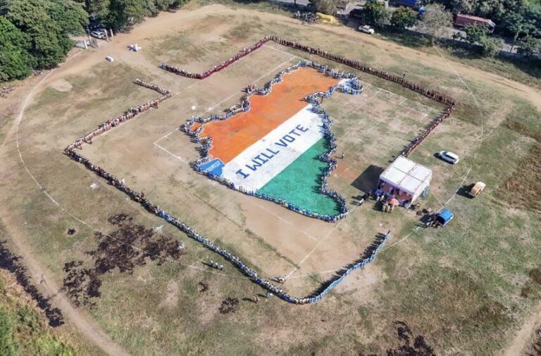 LARGEST RANGOLI OF STATE MAP INSIDE HUMAN CHAIN.