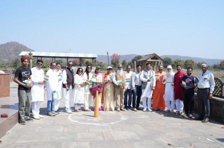 FIRST-EVER GROUP OF VASTUVIDS VISITING AND ENERGIZING THE GEOGRAPHICAL CENTRE OF INDIA (KARAUNDI)